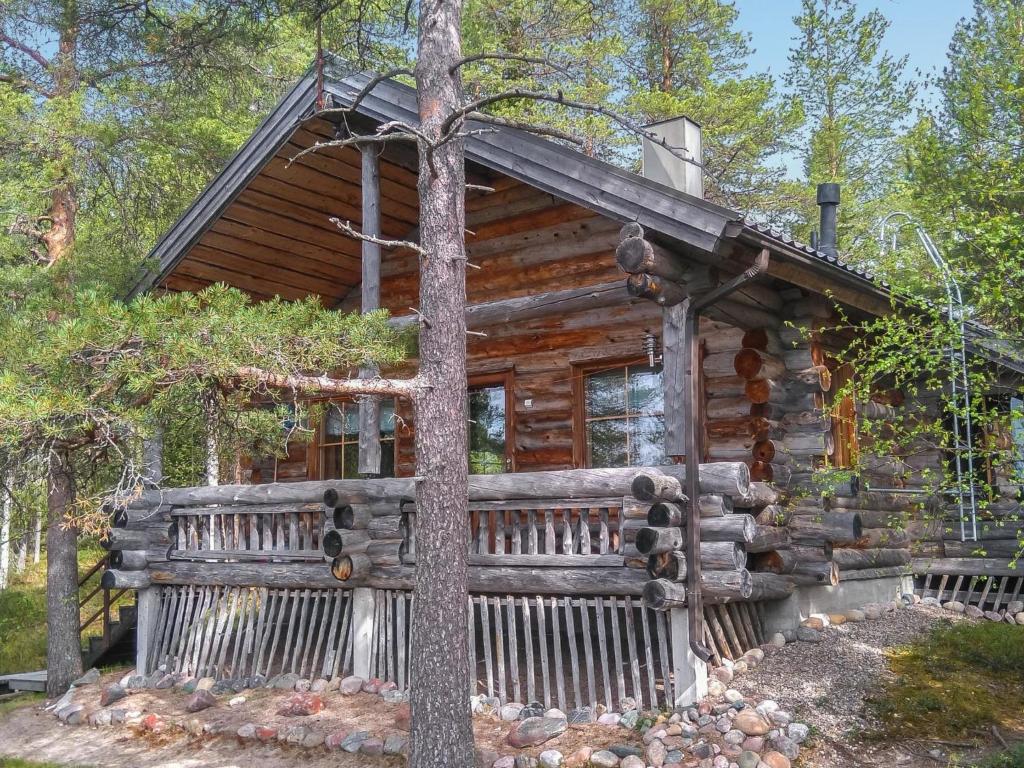a log cabin in the woods with a fence at Holiday Home Honkapirtti- vuotunki by Interhome in Kunnari