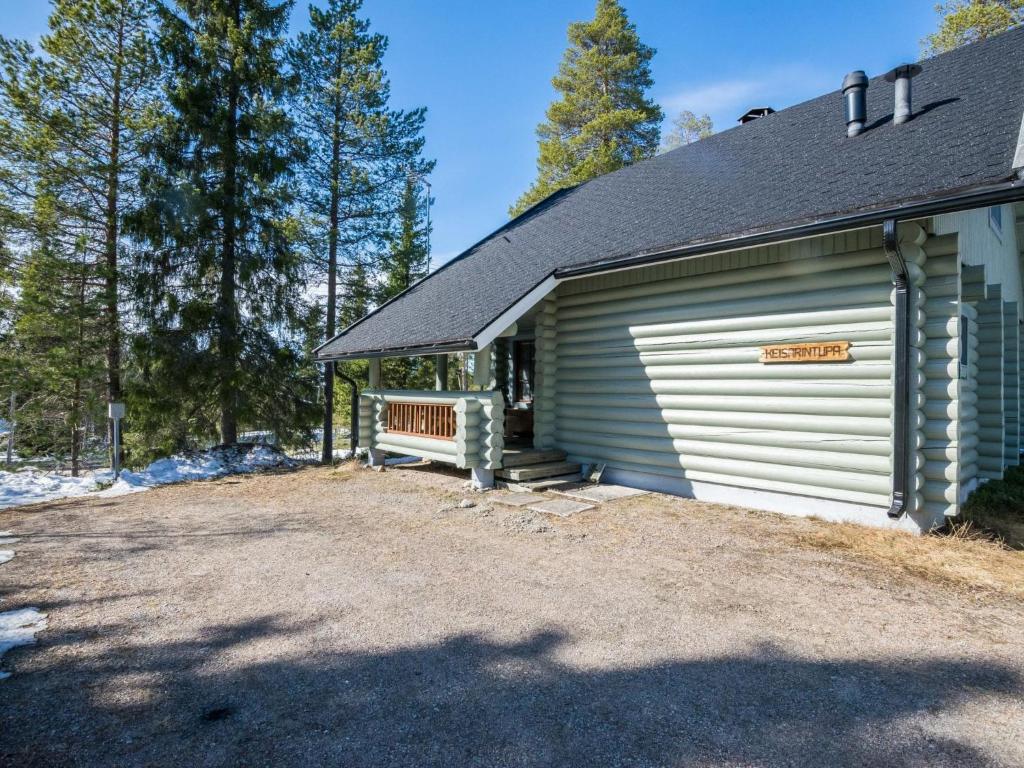 a garage with a garage door and a driveway at Holiday Home Keisarintupa by Interhome in Ruka