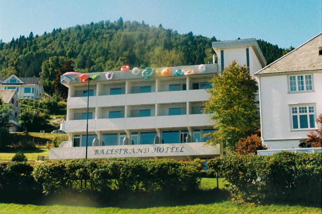 ein Gebäude mit einem Schild davor in der Unterkunft Balestrand Hotel in Balestrand