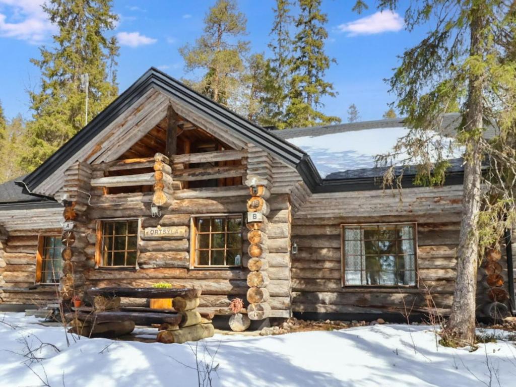 a log cabin in the snow at Holiday Home Örtsylä b by Interhome in Salla