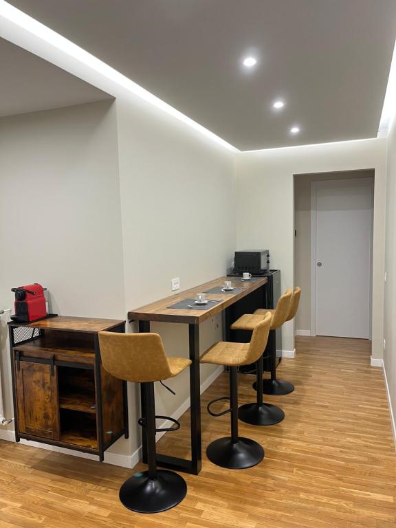 a room with a table and chairs in a room at Olympic Lodge in Milan