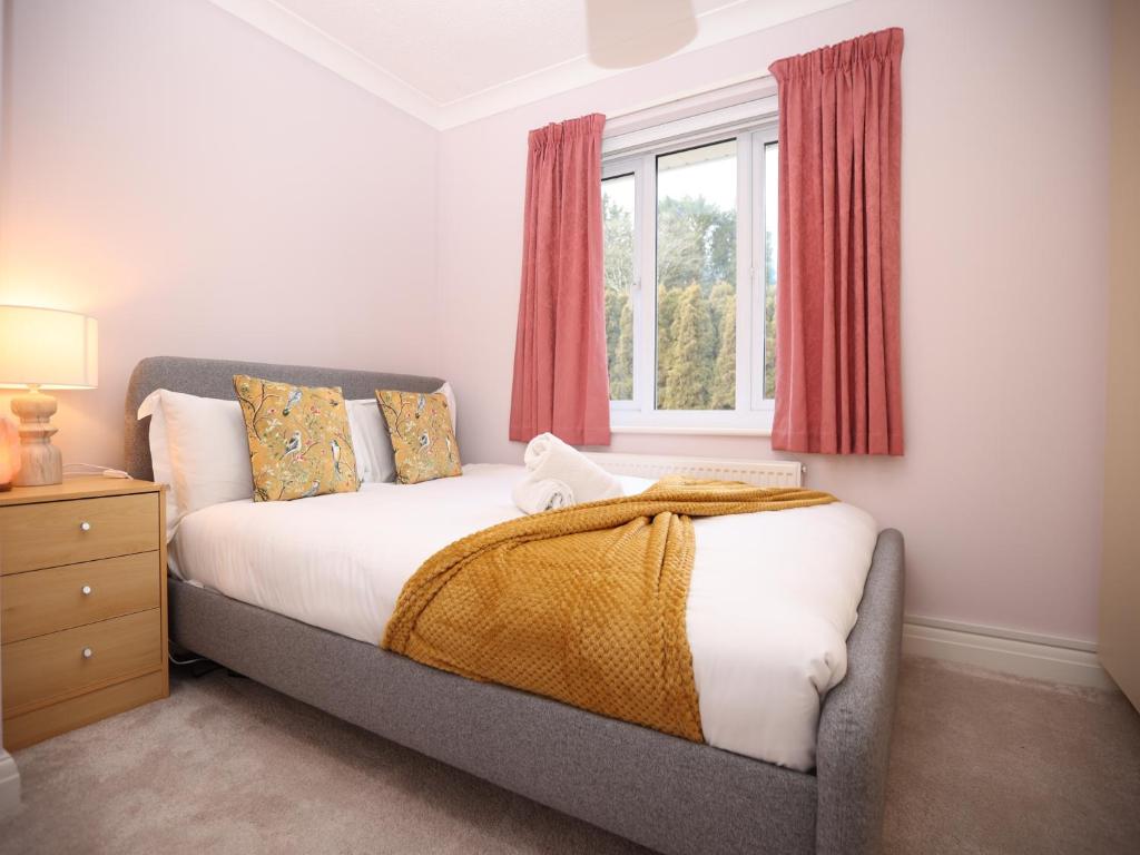 Spacious 5 Bedroom house in Wenvoe, Cardiff By N And N Stays, Perfect for Contractors, Corporate teams and Families Visiting the City, With Free Private Parking, Garden and WIFI