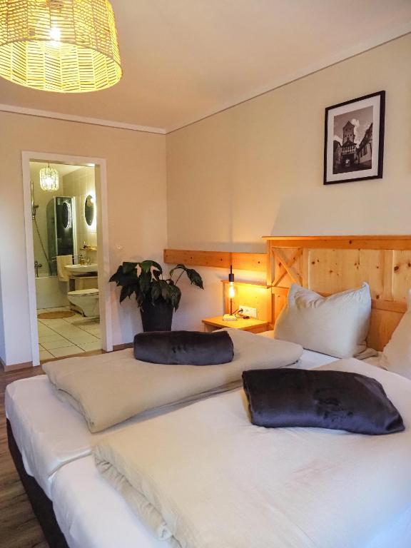 Der baeren - Historische Zimmer & Ferienwohnung, Mainbernheim - Habitación Doble Con Baño Privado