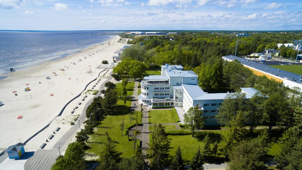 eine Luftansicht auf einen Strand und ein Gebäude in der Unterkunft Rannahotell in Pärnu