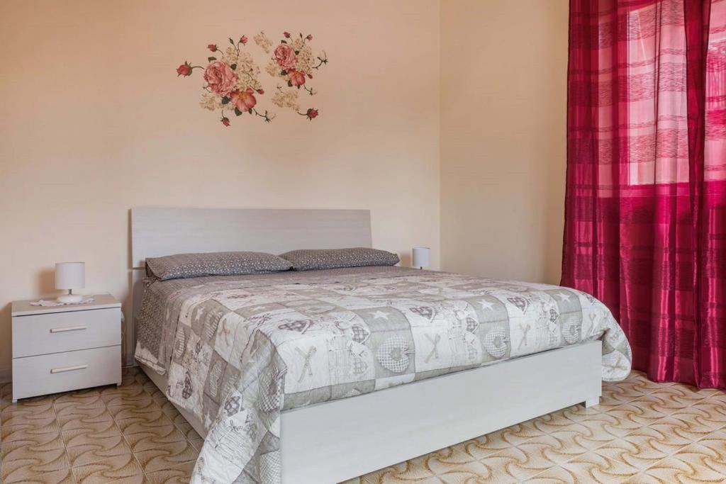 ein Schlafzimmer mit einem Bett und einer Kommode in der Unterkunft La Camelia in Riposto