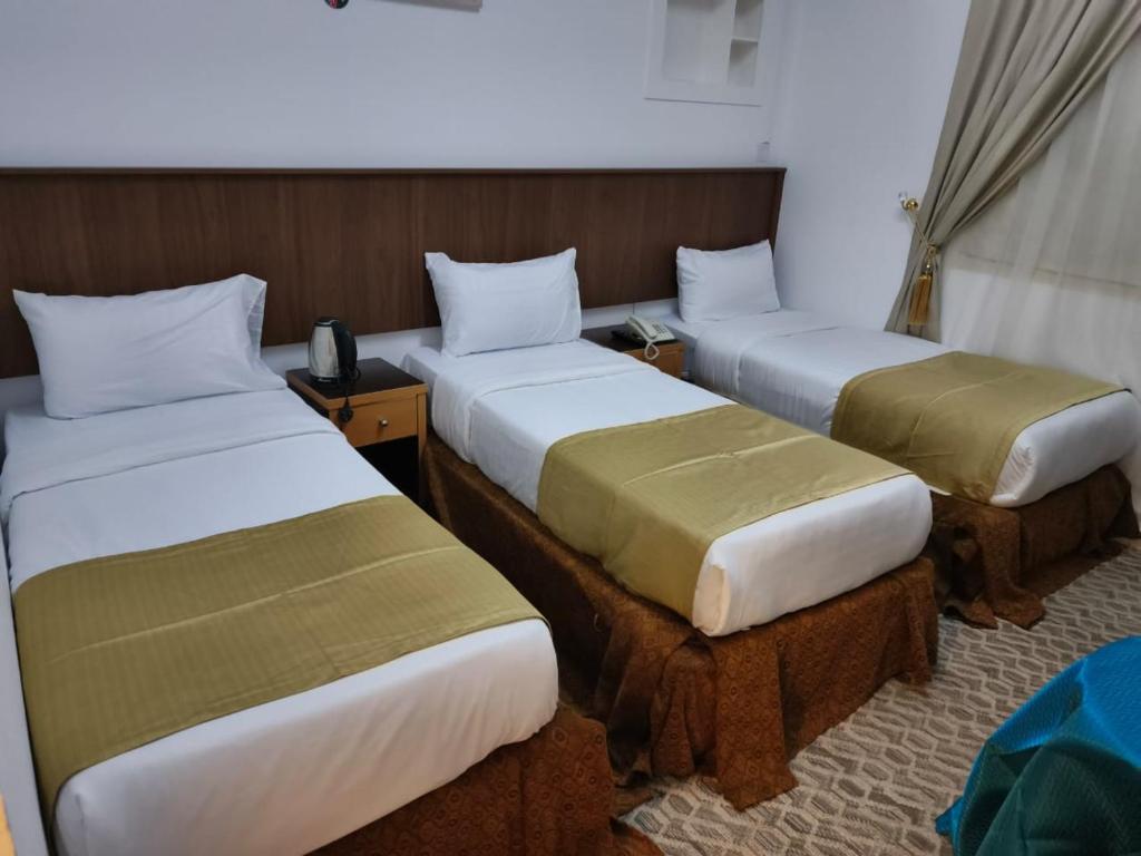 a hotel room with two beds in a room at فندق الواحة الماسية نجمة 1 in Mecca