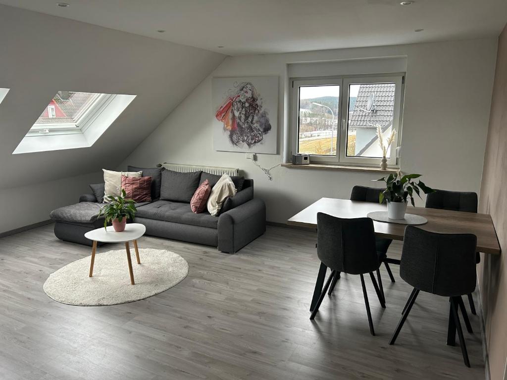 a living room with a couch and a table at Schöne, ruhig gelegene Wohnung in Spalt