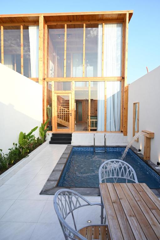 a house with a pool and a table and chairs at أكواخ السحاب in Jeddah