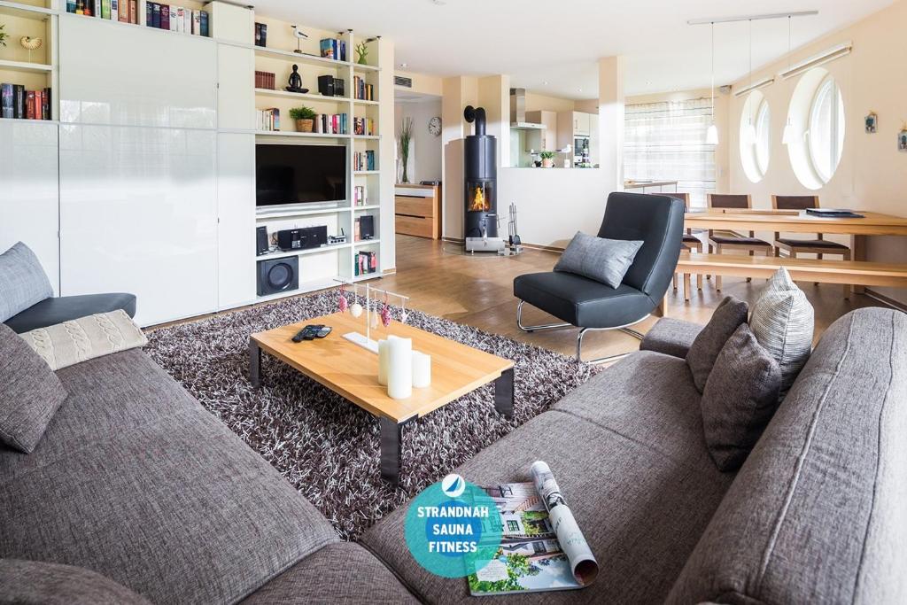 a living room with a couch and a table at Winkelschiffchen I mit Sauna in Juist