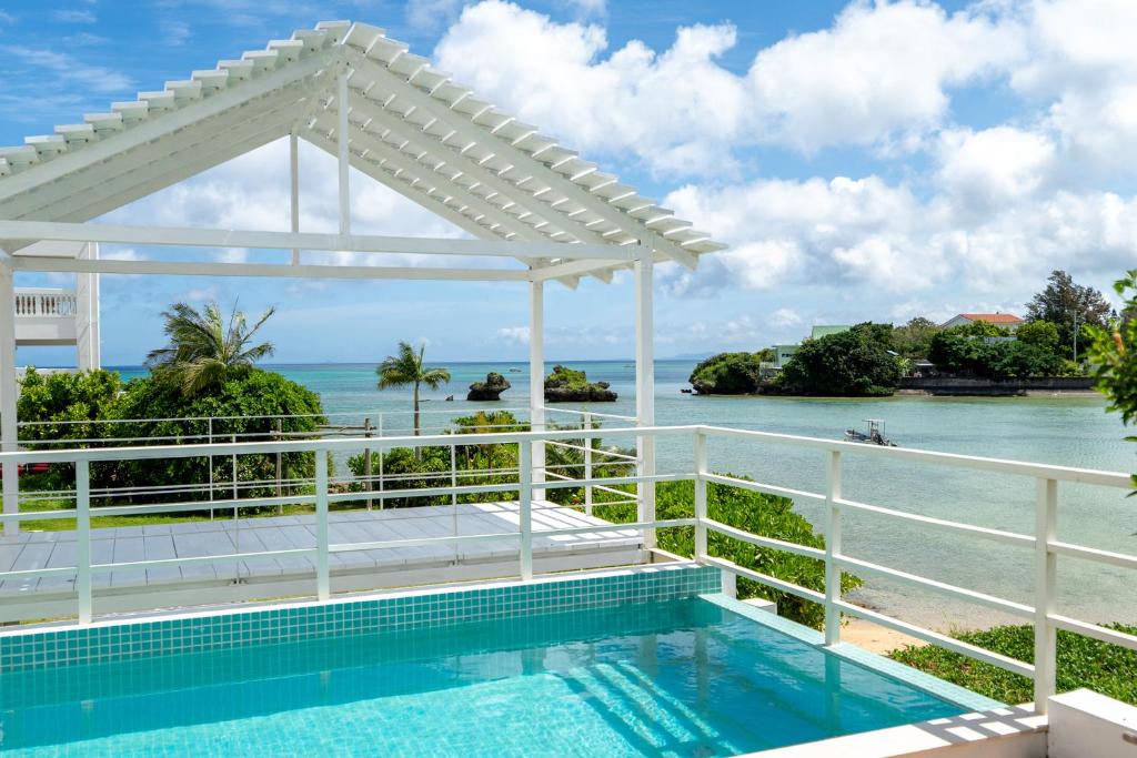 a swimming pool with a pergola and the ocean at Anniversario in Onna