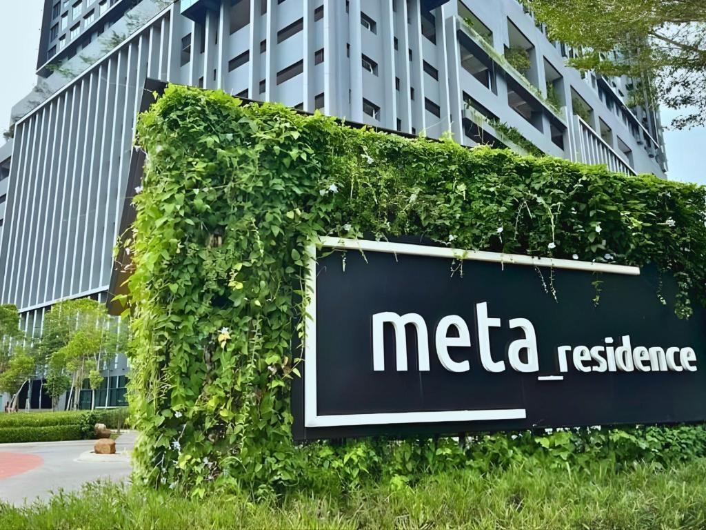 a sign for the mecca institute in front of a building at ImpianKU MetaStay KL in Seri Kembangan