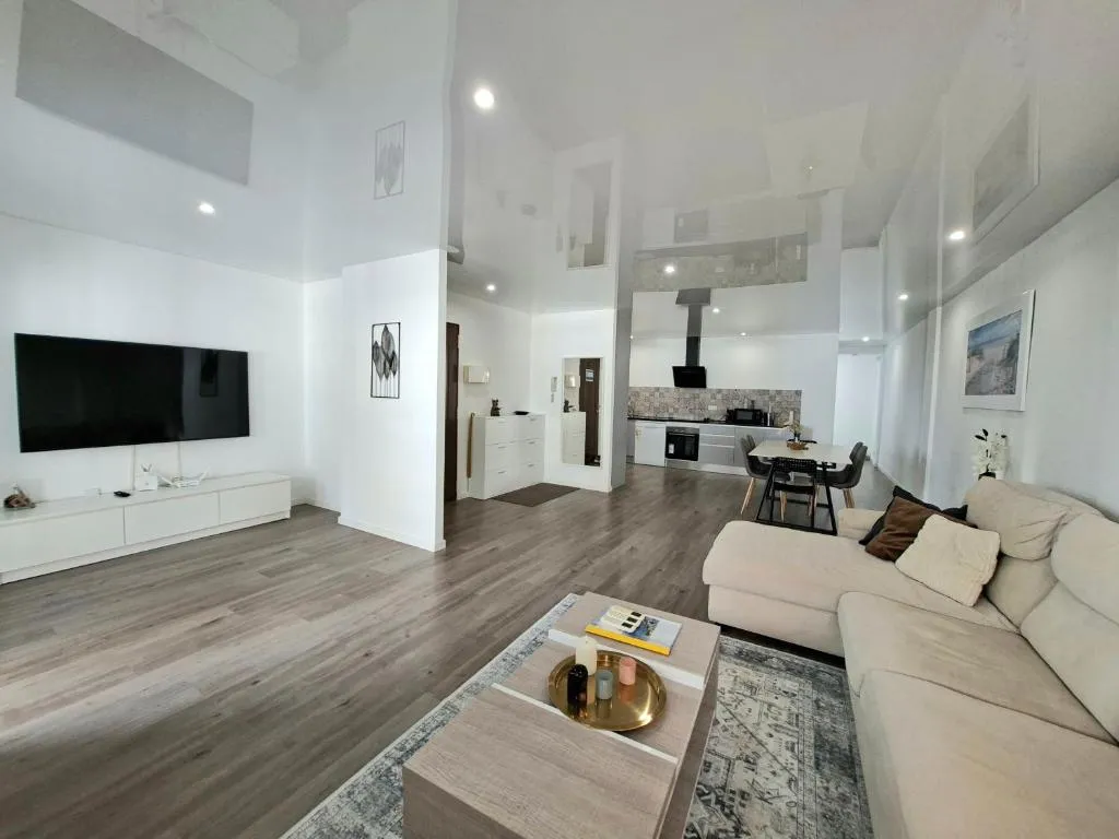Spacious 3BR Apartment with Terrace 300m Beach PMT13
