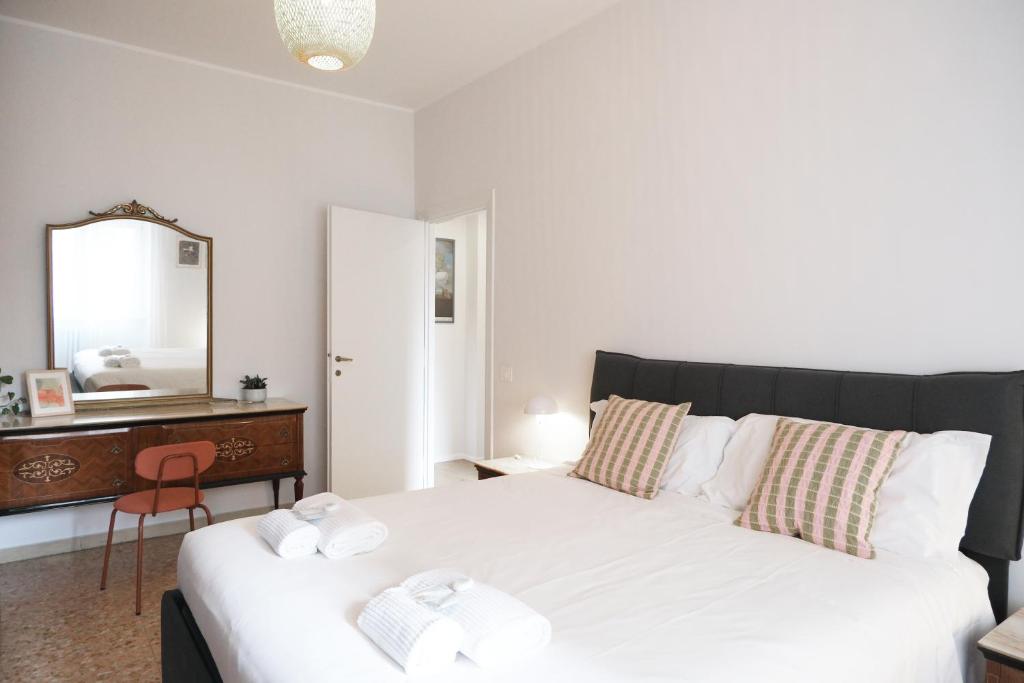 Bright Apartment with Balcony near Rome Centre & Metro
