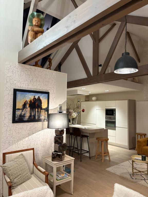 a living room with a vaulted ceiling with exposed beams at Villa Le Rubis in Agon-Coutainville