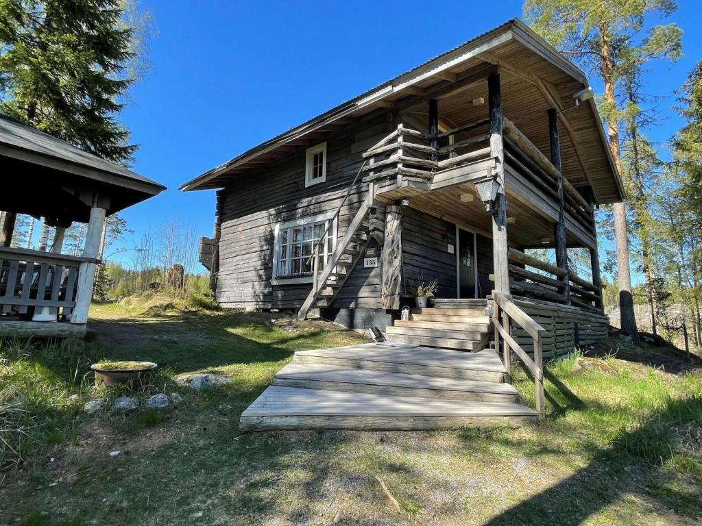 an old log cabin with a wooden walkway in front at Holiday Home Metsäpirtti by Interhome in Vaskivesi