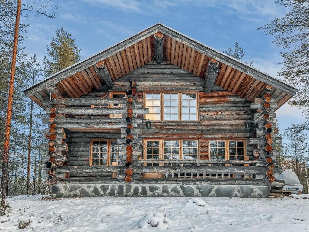a log cabin in the snow at Holiday Home Kelohippu 2 by Interhome in Pyhätunturi