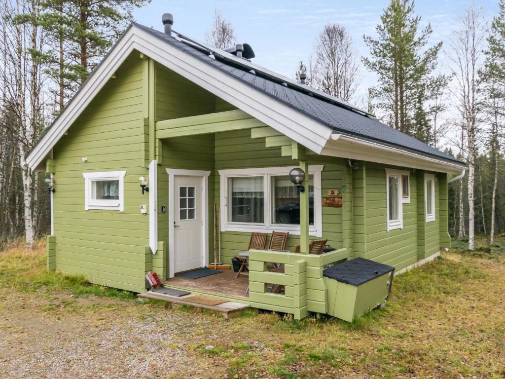 a green tiny house with a porch at Holiday Home Pyhä-vuonelo by Interhome in Pyhätunturi