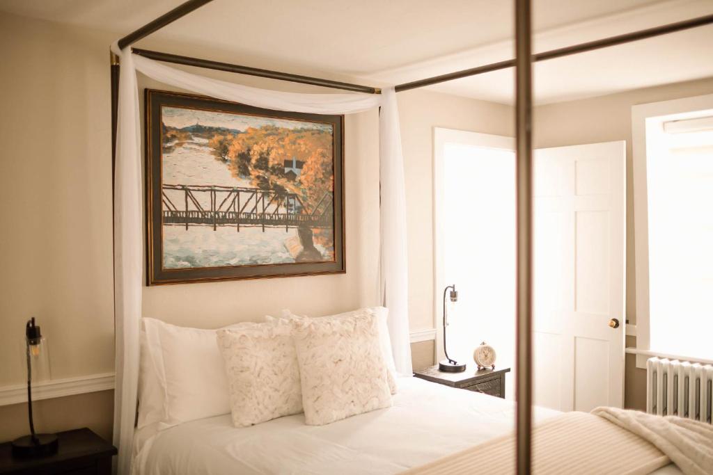 Chimney Hill Estate Inn - Superior Queen Room
