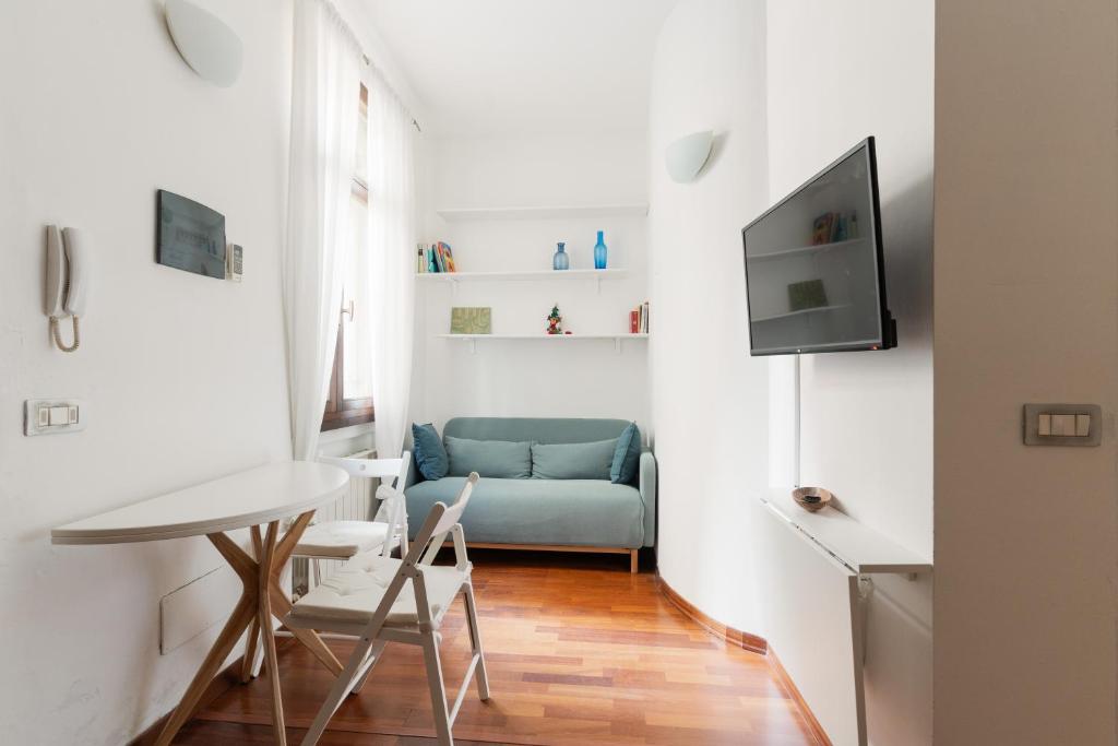 GuestHost - M5 Isola Comfy Studio