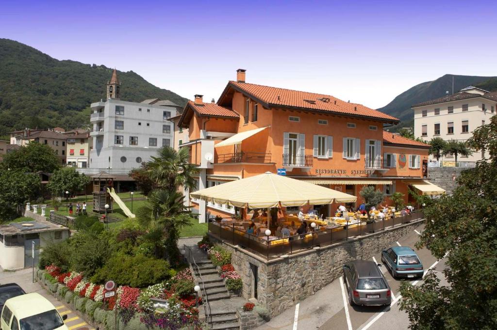 un groupe de personnes assis à l'extérieur d'un restaurant dans l'établissement Ristorante Stazione, à Tesserete