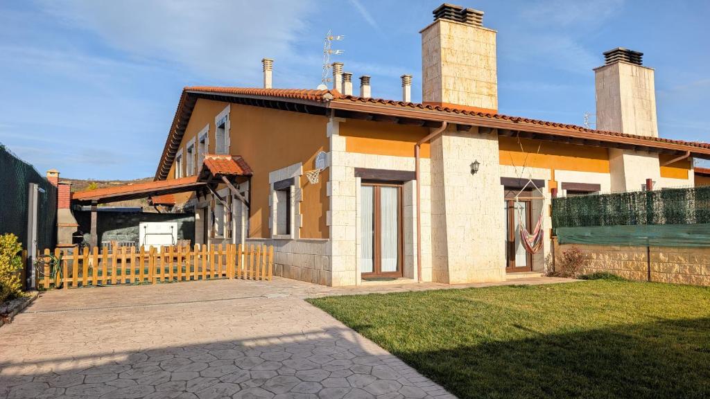 a house with a fence in front of it at Rioja en calma in Villalobar de Rioja