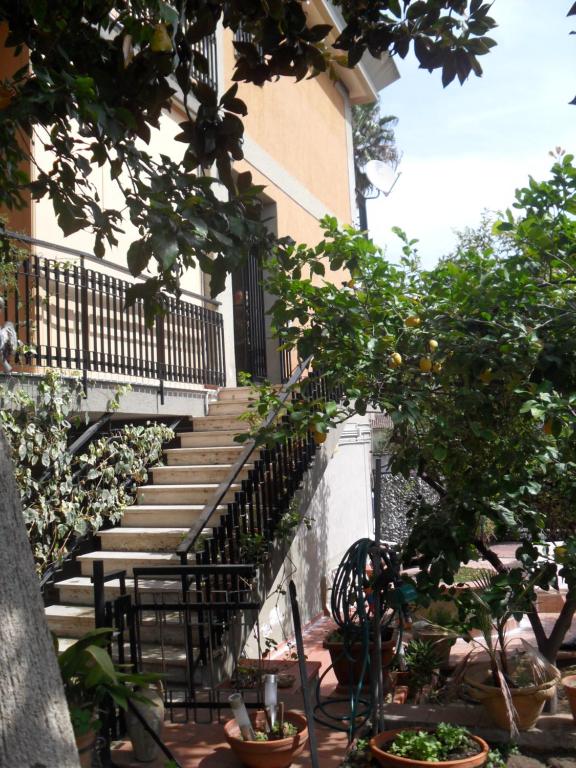um conjunto de escadas que levam a um edifício em Casalello em Catânia