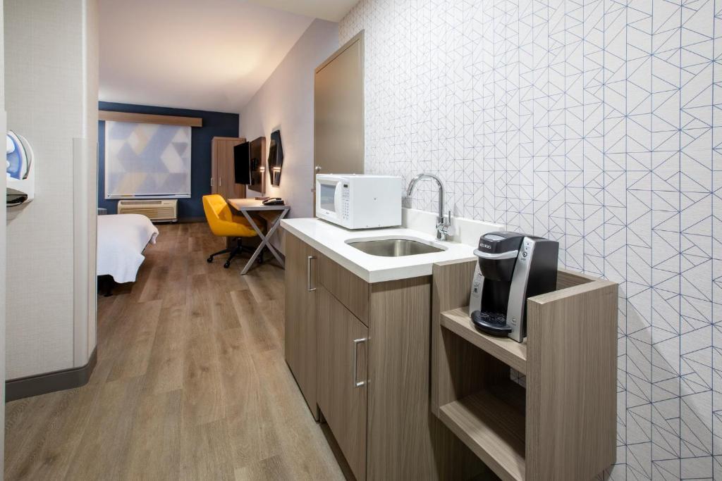 Holiday Inn Express & Suites Lathrop by IHG - Standard King Room With Mobility Accessible Tub