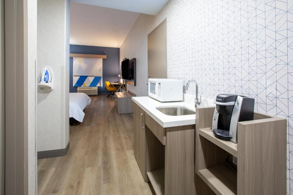 Holiday Inn Express & Suites Lathrop by IHG - 标准特大号床间 - 带无障碍淋浴间