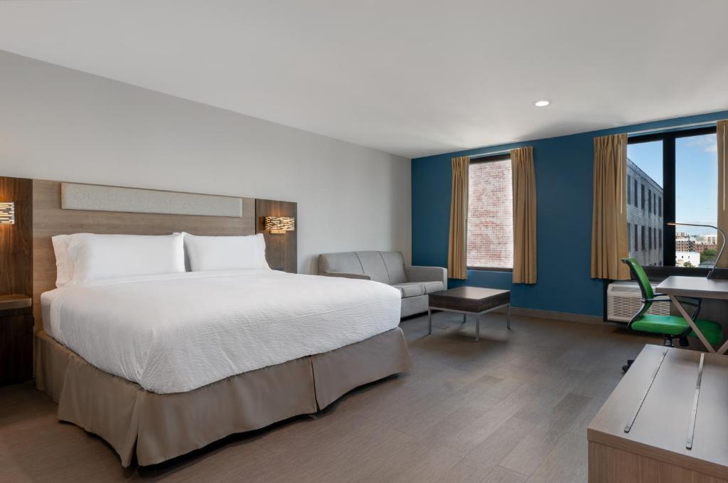 Holiday Inn Express & Suites Bronx - Barnabas area by IHG - King Suite