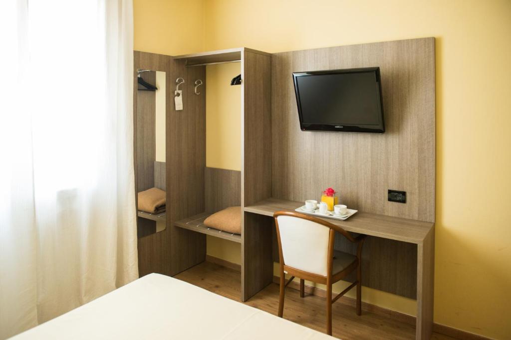 TV a/nebo společenská místnost v ubytování Albergo Grappolo D'oro
