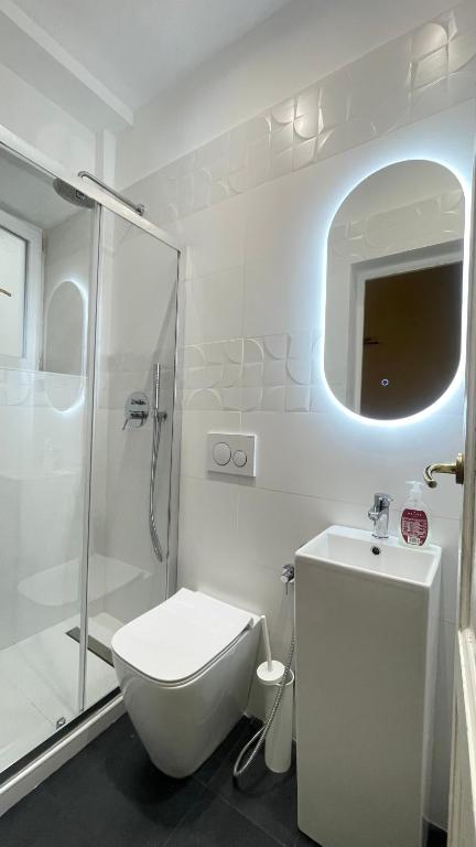 Paradise Suites - Brignole Station - Best Price Rooms - ALWAYS OPEN - Double Room With Shared Bathroom