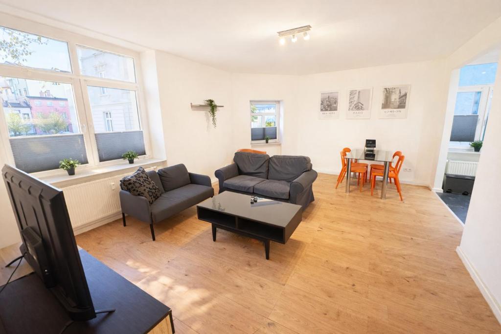 a living room with a couch and a tv at Ferienwohnung Zentralglück in Meerane