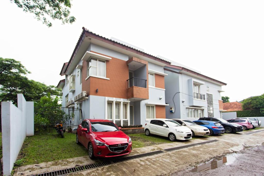 a row of cars parked in front of a house at RedDoorz Plus near Siloam Karawaci in Tangerang
