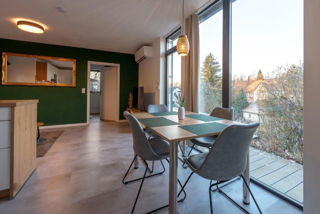 a kitchen and dining room with a table and chairs at Das Chalet in Himmelkron
