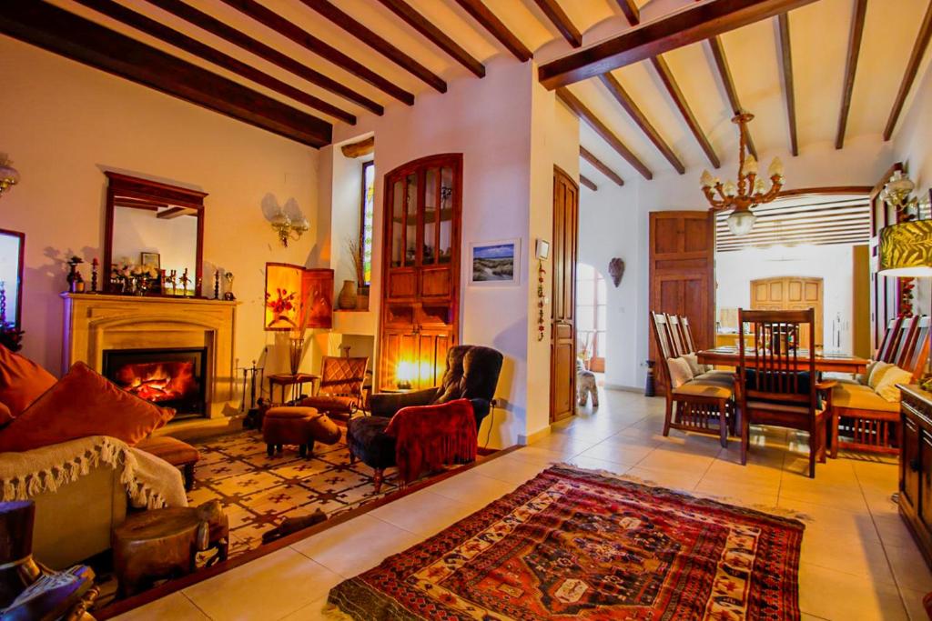 ein Wohnzimmer mit Sofa und Kamin in der Unterkunft Casa45 in Tárbena
