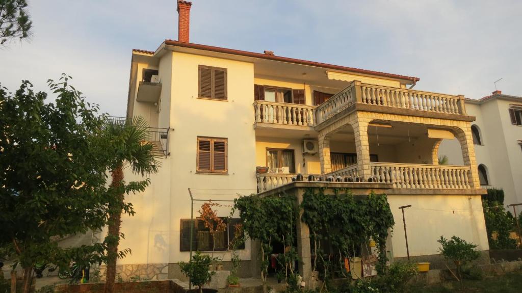 マリンスカにあるApartment Josipaのバルコニー付きの大きな白い家