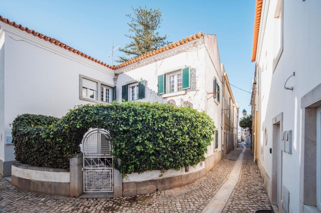 3 Bedroom Town House - Historic Centre of Cascais. 100 mts from the beach and centre of Cascais