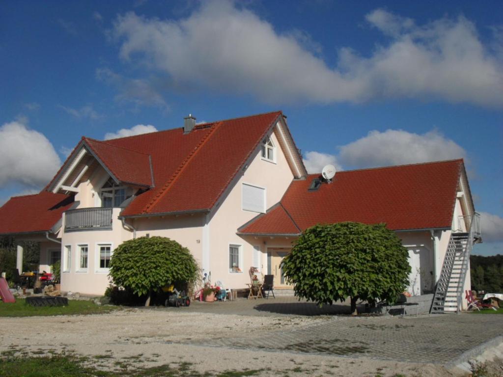 ein großes weißes Haus mit rotem Dach in der Unterkunft Ferienwohnung Elisabeth in Riedenburg