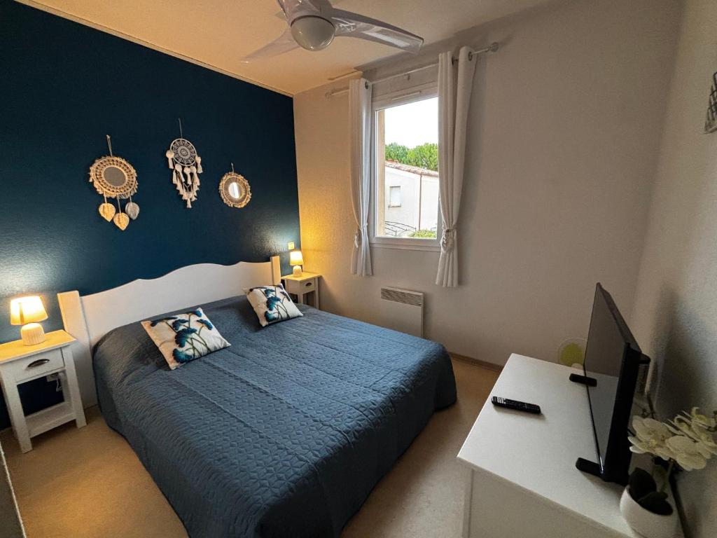a bedroom with a bed and a desk and a window at Bastidon les Demeures du Ventoux in Aubignan