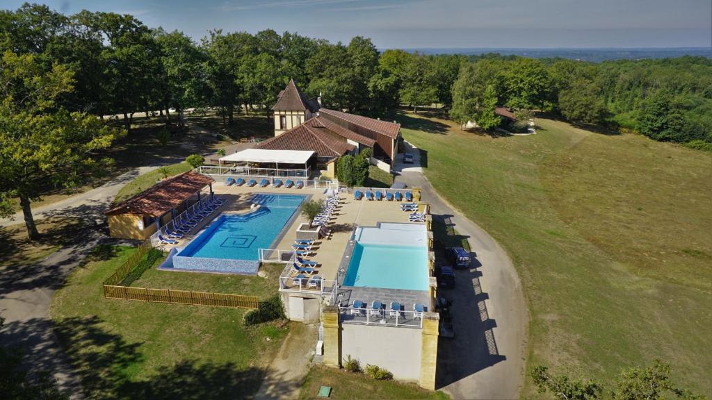 una vista aérea de una casa con piscina en Résidence Les Hauts de Marquay en Marquay