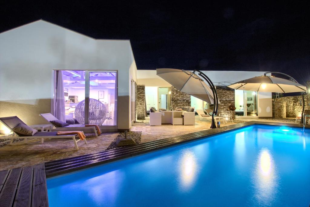 Bazén v ubytování Charming villa Darte with private pool near Rovinj, extra pool heating available nebo v jeho okolí