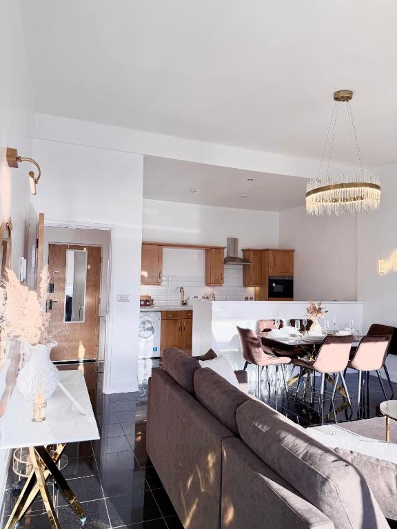 Lux 2-Bed City Centre Apartment Sleeps 6 Free Parking Balcony Near Leeds Station & Millennium Square view 3