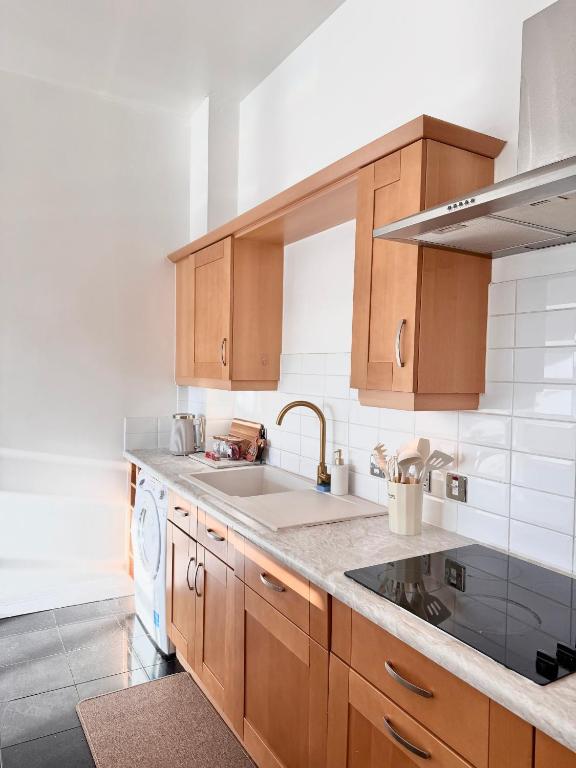 Lux 2-Bed City Centre Apartment Sleeps 6 Free Parking Balcony Near Leeds Station & Millennium Square view 2