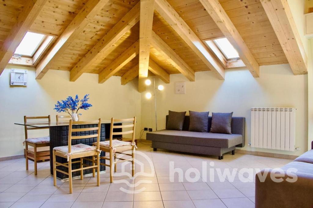 a living room with a couch and a table at Appartamento Ad Navalia in Varazze