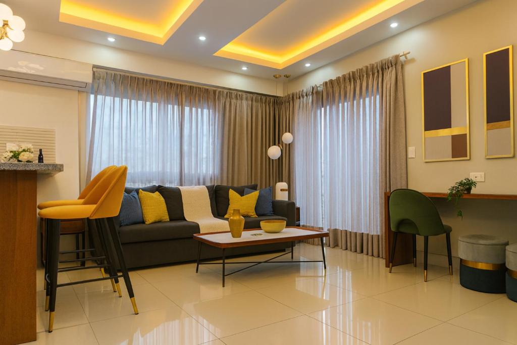 a living room with a couch and a table at Confortable Apartamento Centro Ciudad in Santo Domingo