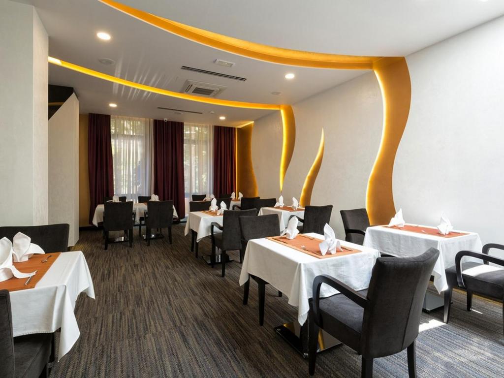 Restaurace v ubytování Nova City Garni Hotel Signature Collection