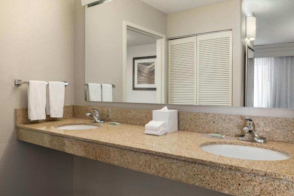Courtyard by Marriott Charlotte Matthews photo