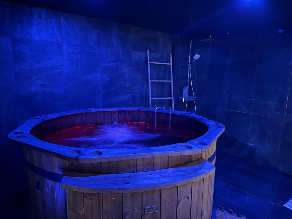 a large wooden tub with a ladder in a room at Suite Nordique - Cinéma et Jacuzzi in Bordeaux