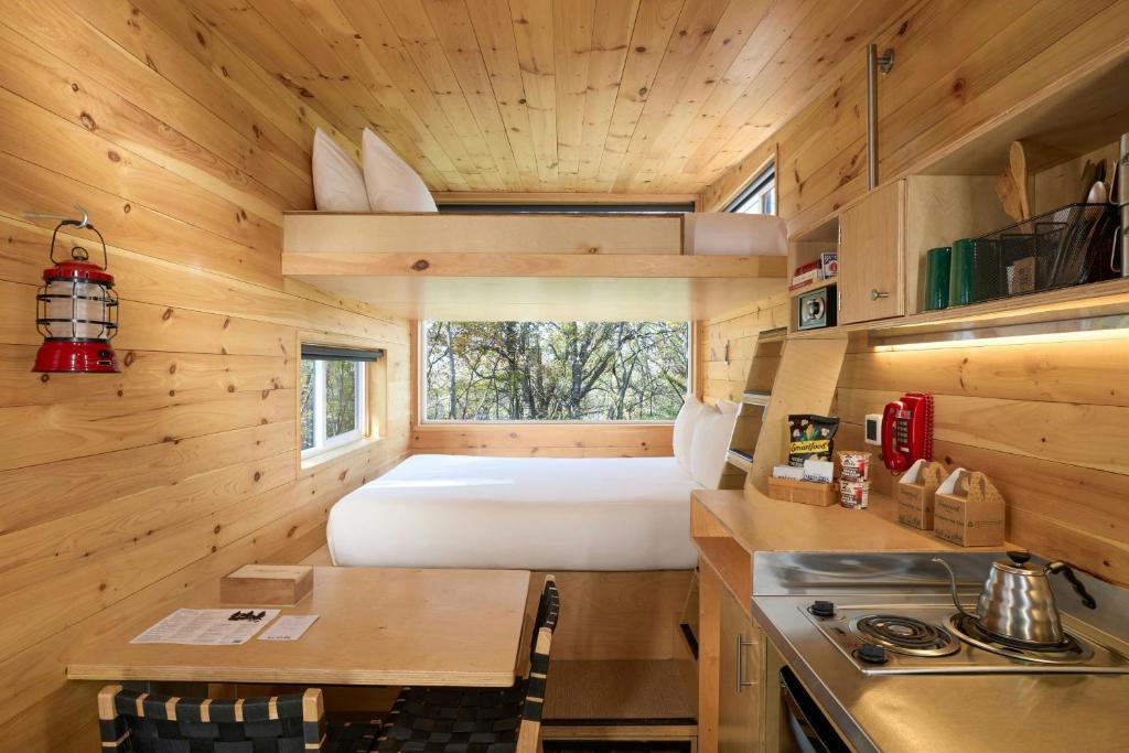 Postcard Cabins Lake Hartwell, Outdoor Collection by Marriott Bonvoy - Cabaña Estándar Con Dos Literas Tamaño Queen