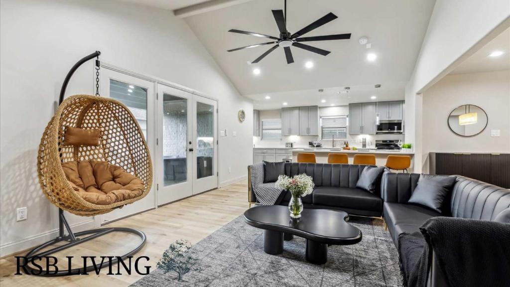 Luxury 4Bd 2Ba w Hot-Tub & Cinema Room - 14 guest, Houston (updated ...